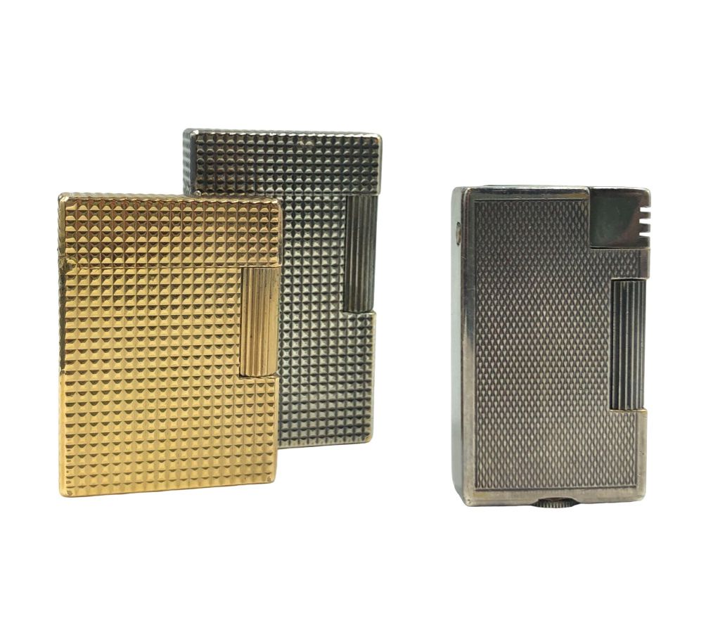 Null DUPONT PARIS 
Lot de deux briquets comprenant : 
- Briquet en métal argenté&hellip;