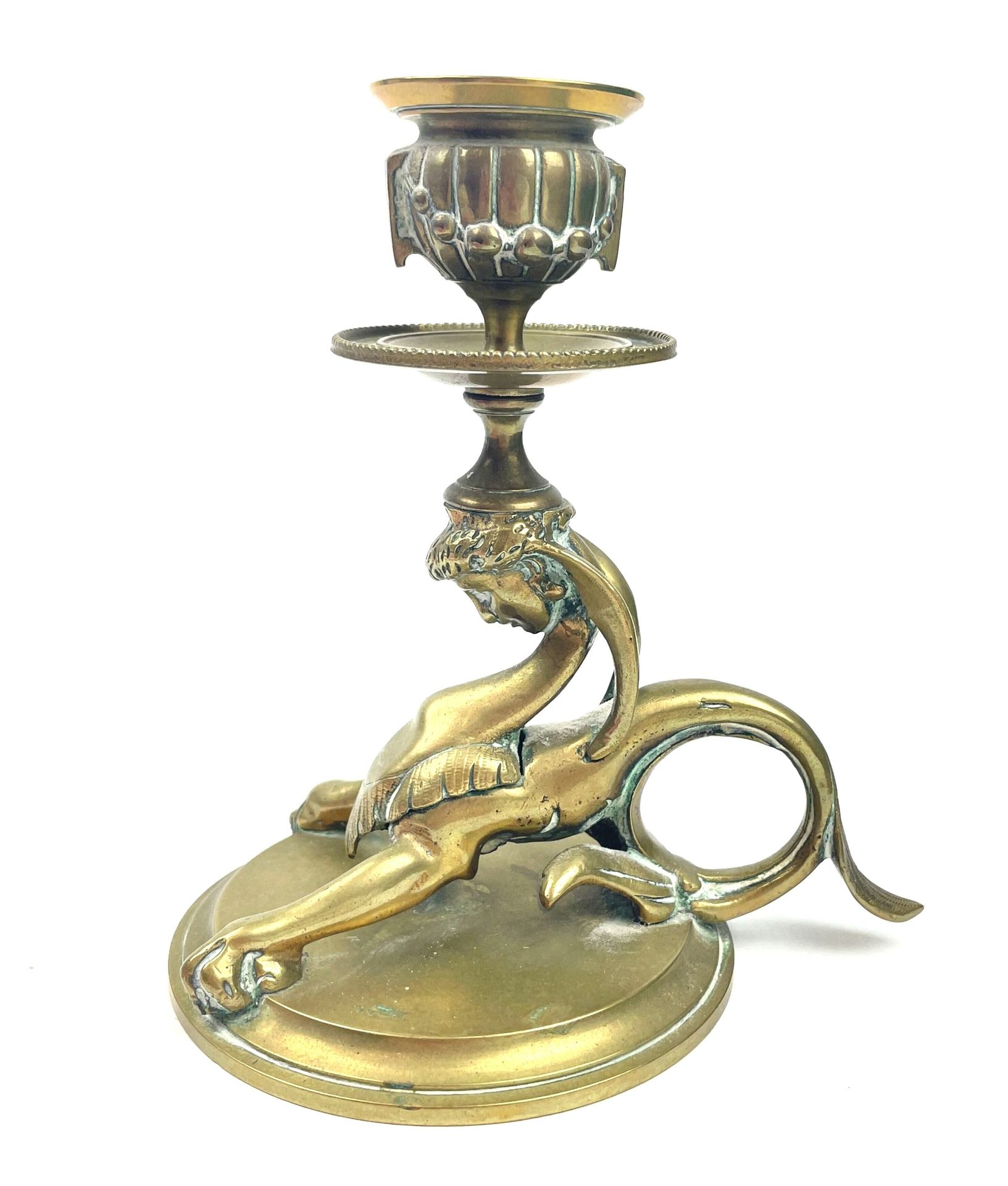 Null FRÜHES 20. Jh. 
Handgehaltener Kerzenhalter aus Bronze, der Schaft in Form &hellip;