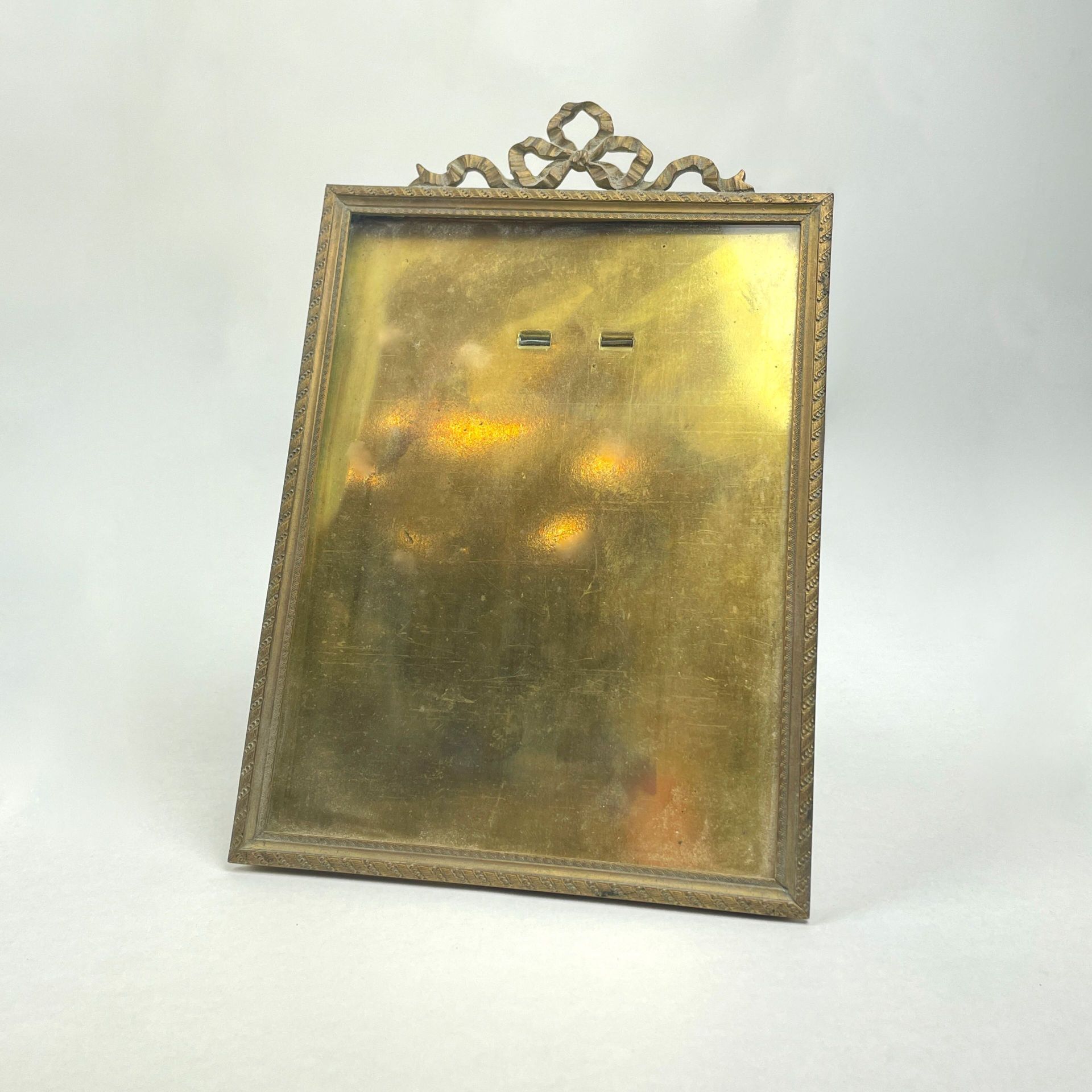 Null DEBUT DU XXe SIECLE 
Cadre photo rectangulaire en laiton doré à décor de ru&hellip;