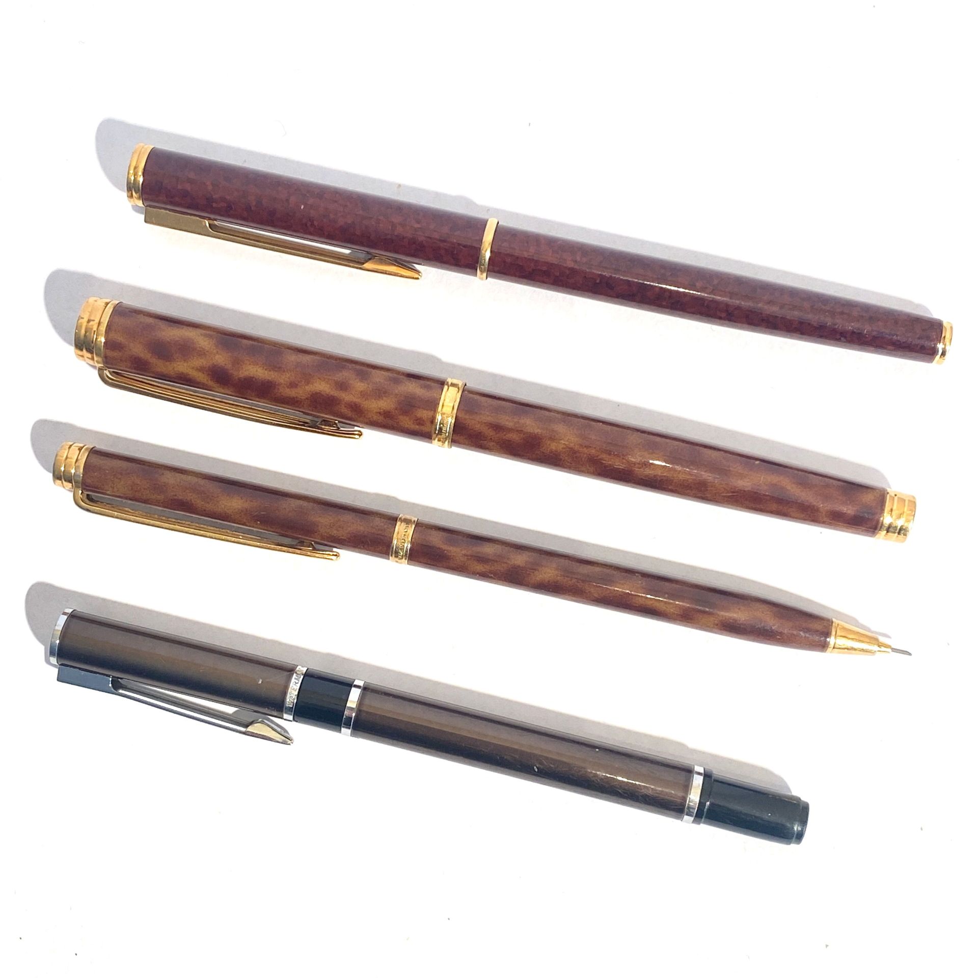 Null WATERMAN
Quatre stylos laqués et métal doré ou argenté : 
- Deux stylos plu&hellip;