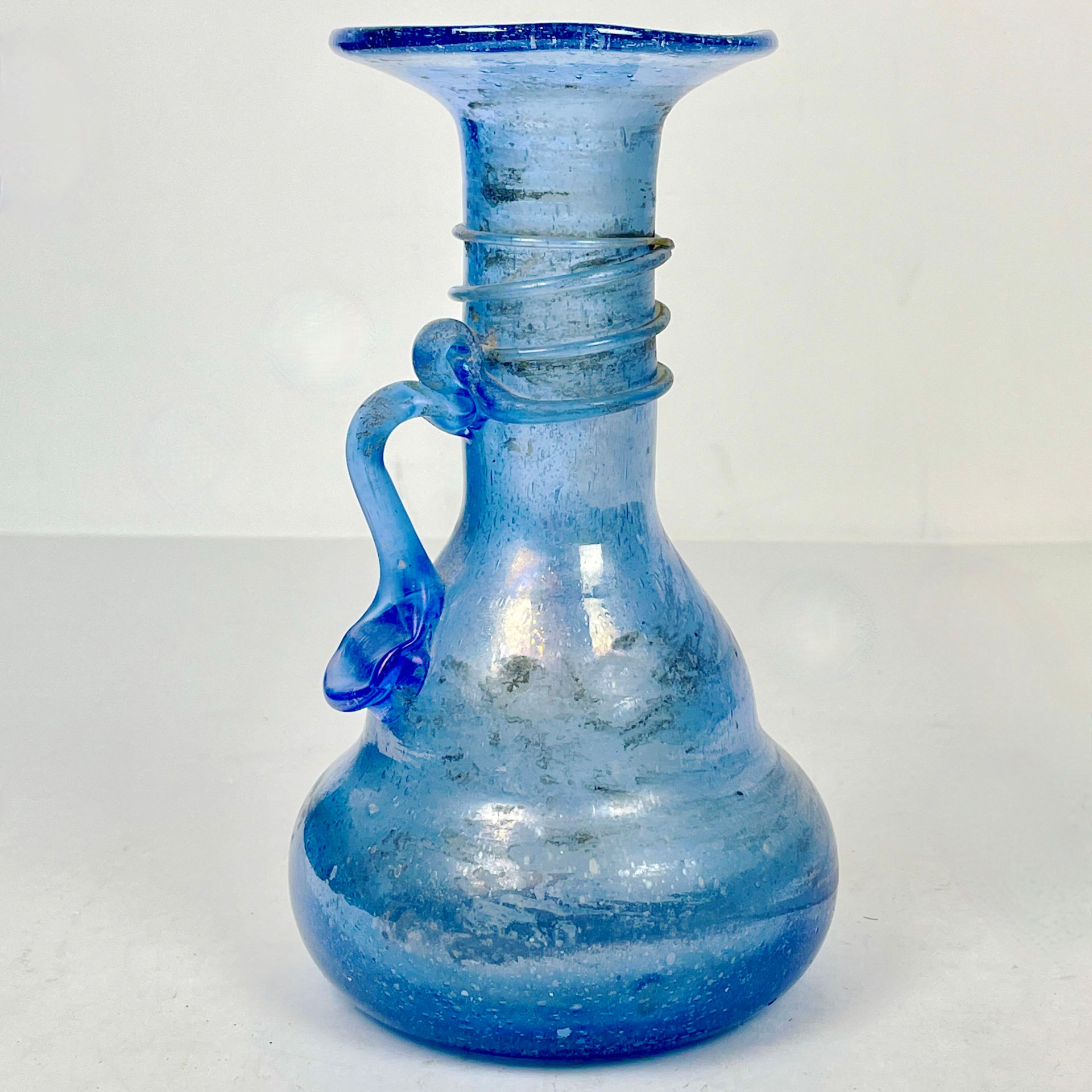 Null 古色古香
蓝色五彩玻璃香脂花瓶（单柄
可能产自穆拉诺 
H.高度：19 厘米 

底座下有缺口