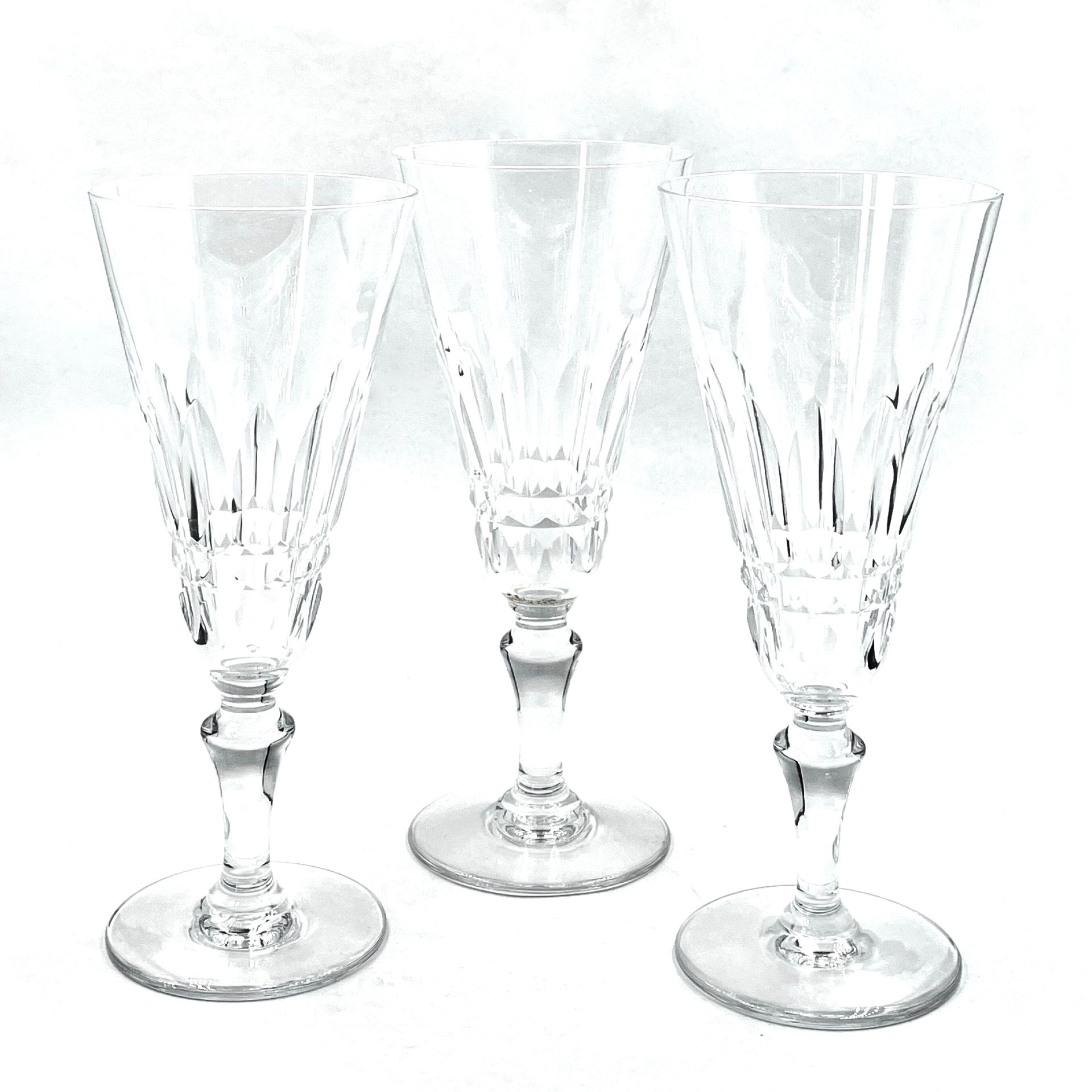 Null BACCARAT 
Juego de 3 copas de cristal modelo Piccadilly 
Firmado
H. 16 cm. &hellip;