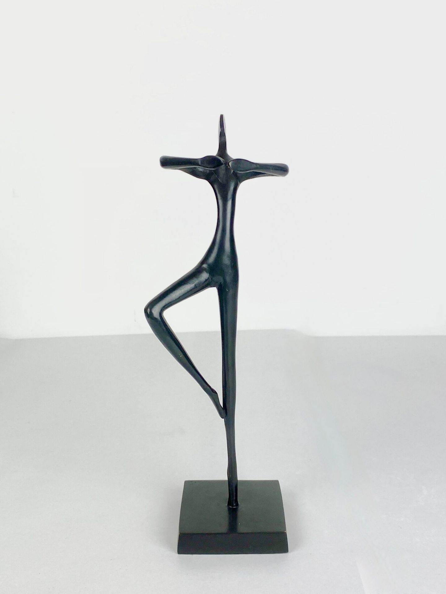 Null Bodrul KHALIQUE（二十世纪），归功于 
芭蕾舞女
黑色釉面青铜底座
H.高 27 厘米 

磨损的铜锈