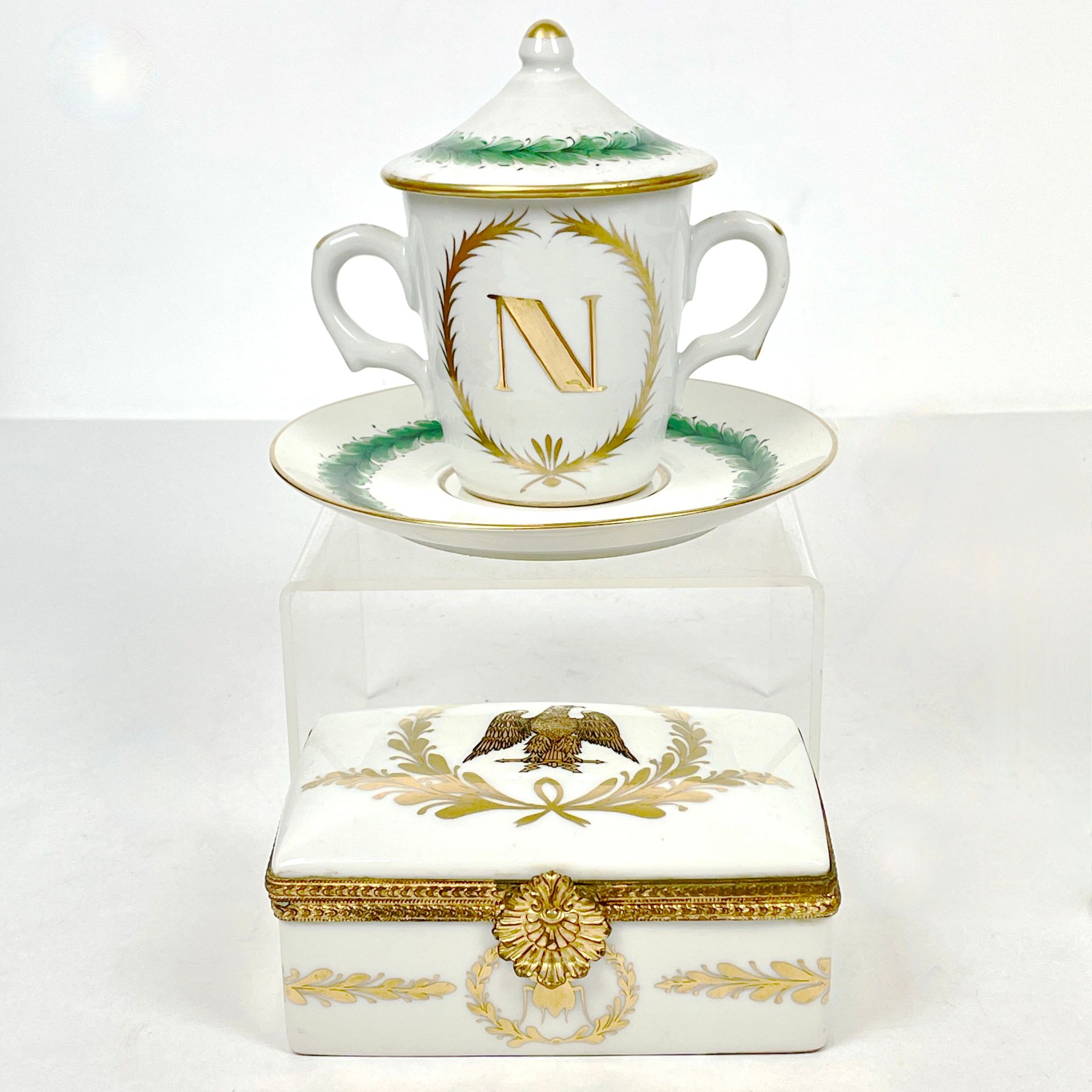 Null ON THE THEME OF NAPOLEON I 
Lot including:
- Bouillon and saucer in green a&hellip;