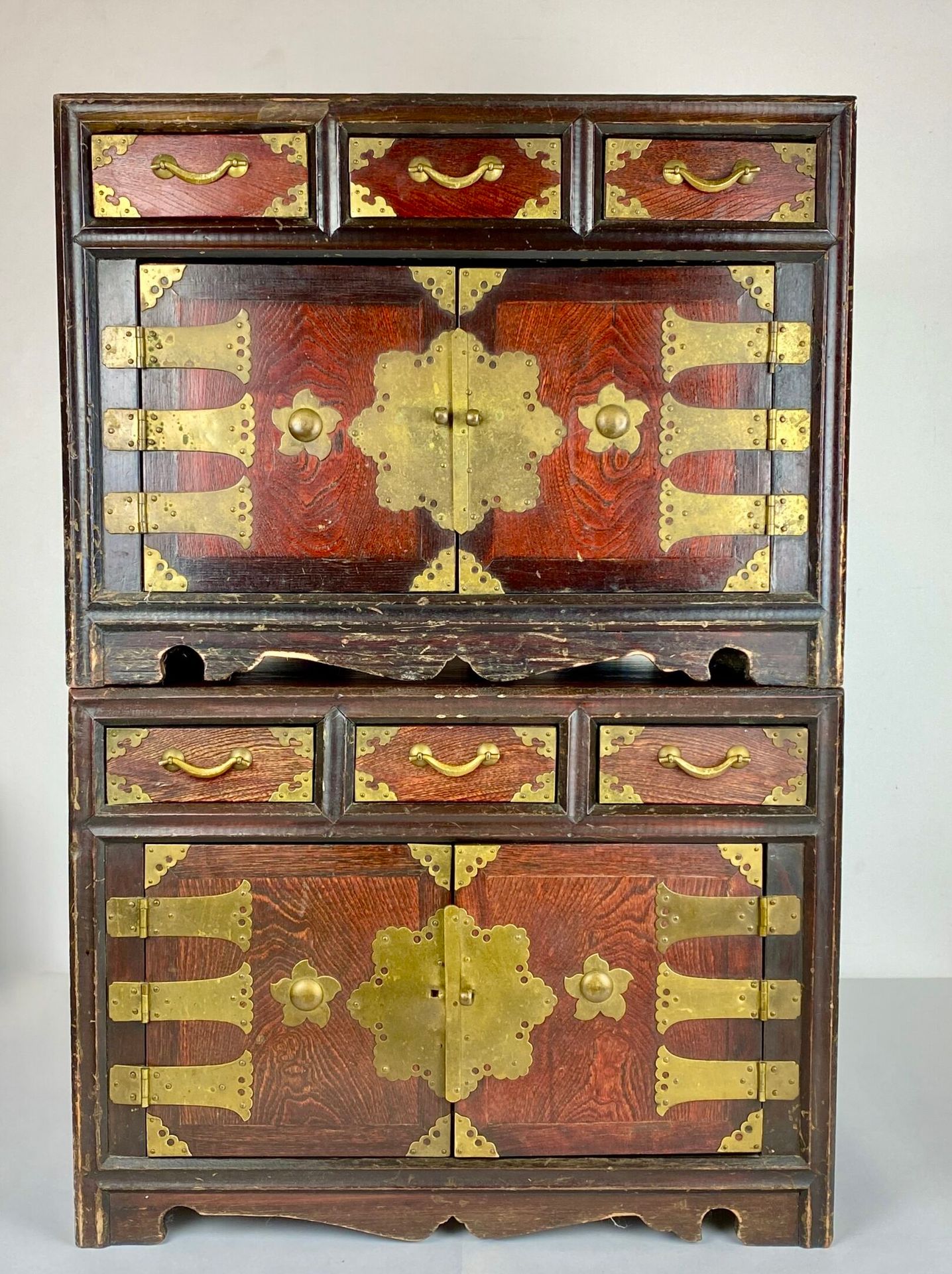 Null ASIE - XXe siècle 
Paire de petits cabinets en bois exotique ouvrant en faç&hellip;