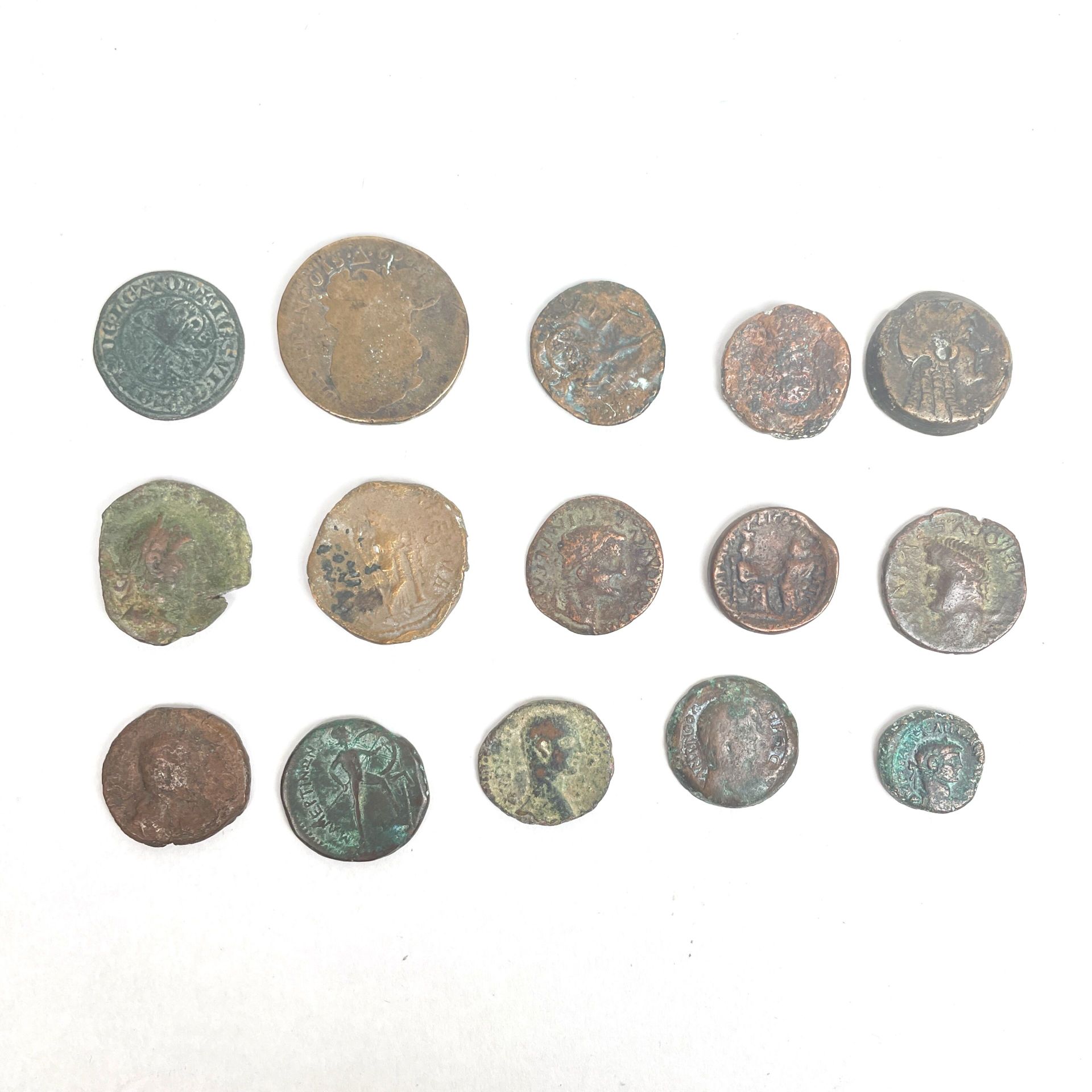 Null ANTIQUE & DANS LE GOÛT DE L'ANTIQUE
Lot de 14 pièces de monnaie en métal
Di&hellip;
