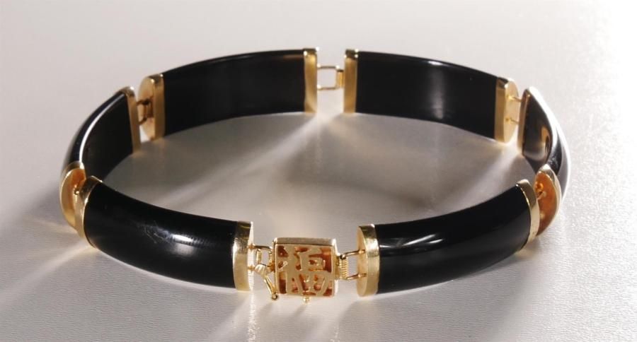 Null CHINE
Bracelet en or 585/1000e et résine noire, fermoir orné d'un idéogramm&hellip;