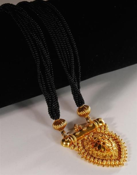 Null INDE
Collier en perles noires et pendentif en or 750/1000e en forme de feui&hellip;