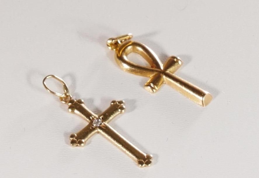 Null Ensemble de deux pendentifs :
- Croix égyptienne en or 750/1000e
- Croix ce&hellip;