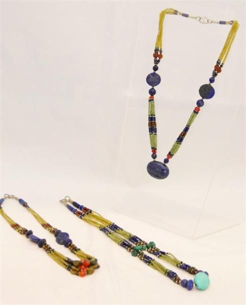 Null Lot de trois colliers en perles de verre, lapis lazuli et turquoise polis, &hellip;