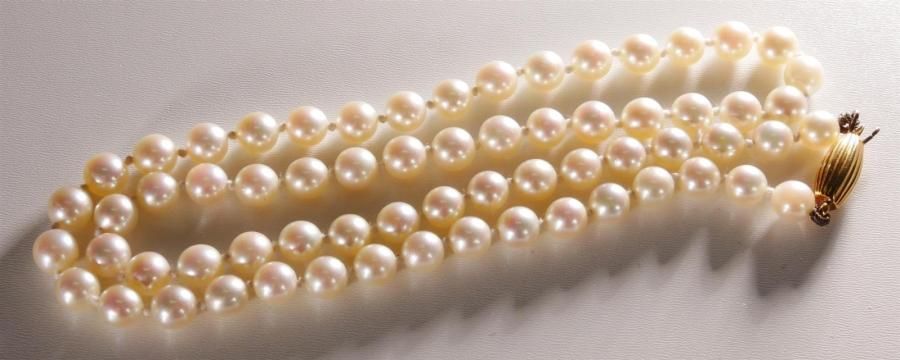 Null Collier de perles de culture
Fermoir godronné en or 750/1000e
L. : 49 cm. 1&hellip;