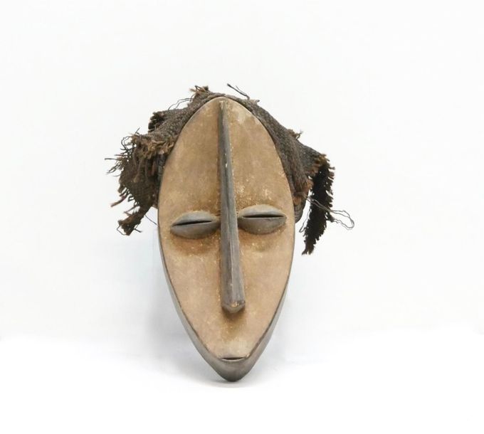 Null GABON - XXe siècle
Masque de style Fang en bois sculpté avec coiffe en osie&hellip;