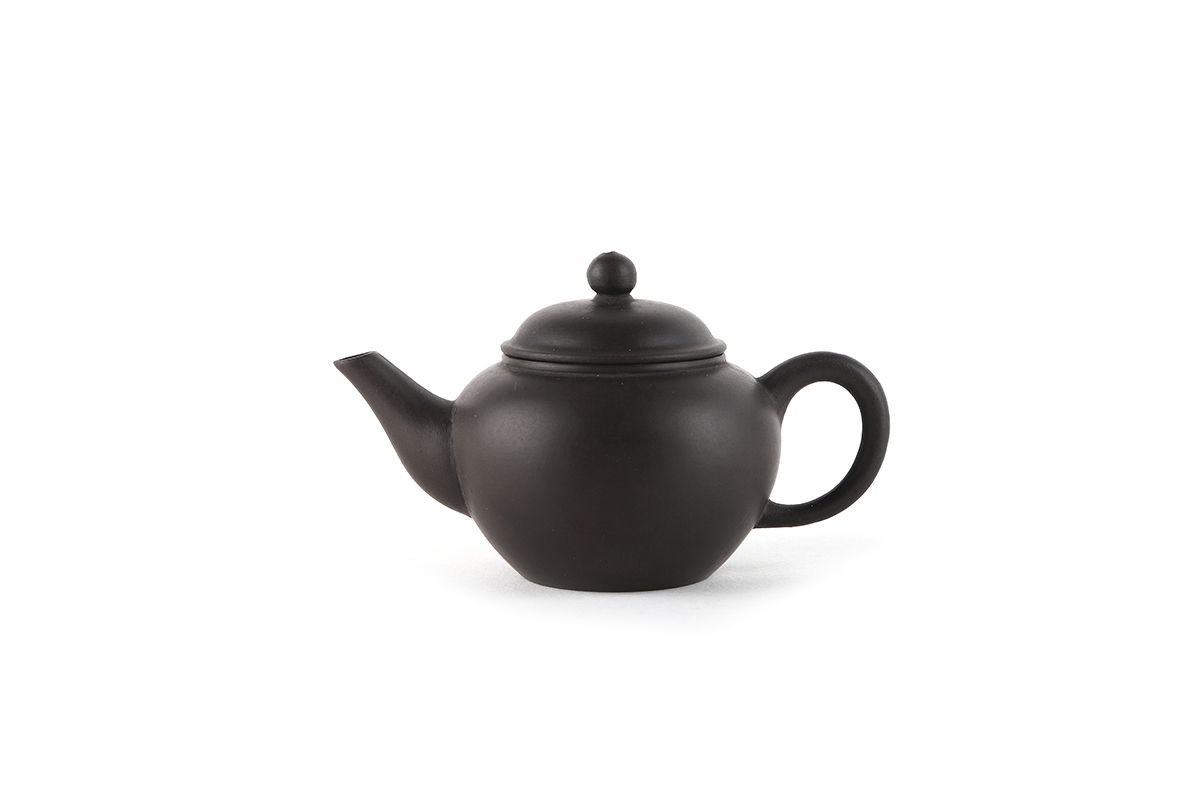 Null 中国 20世纪

一套四件宜兴炻器茶壶，其中两件是绿色的，一件是棕色的，一件是陶土色的。唛头。轻微的事故。最大的11厘米长