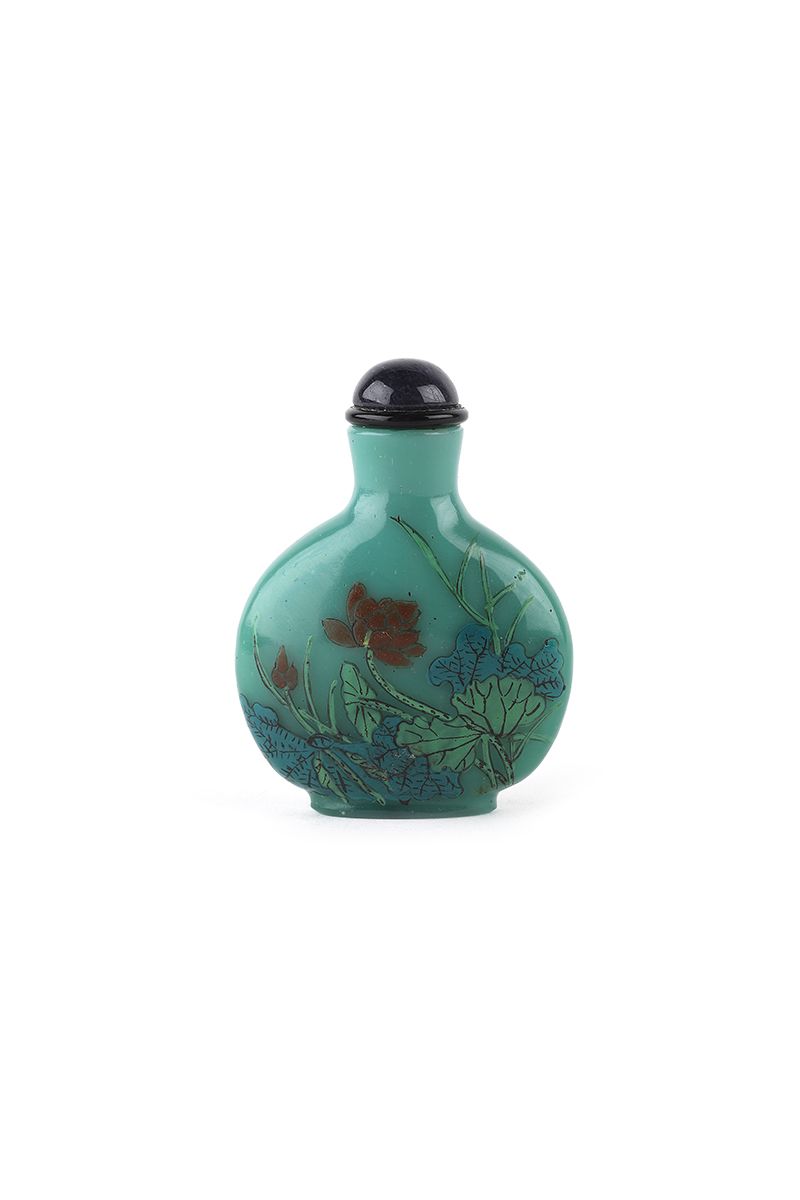 Null Chine, 18e siècle 

Rare tabatière en verre vert émaillé d’un décor de fleu&hellip;