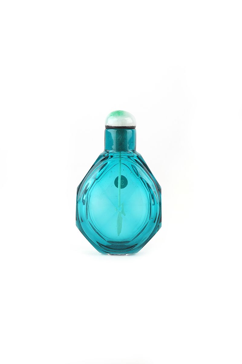 Null 中国，19世纪

优雅的翠绿色刻面玻璃鼻烟盒，瓶塞由翡翠制成。风格，并归功于北京御用工坊的产品。

出处：1983年11月6日Millon juthe&hellip;