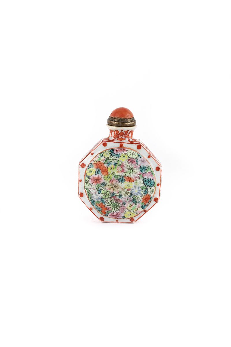 Null 中国，18世纪

一个优雅的瓷器鼻烟壶，八角形，每一面都有一个米勒福尔的奖章装饰，侧面有铁红色的卷轴。底下有一个四字的乾隆款。金属瓶塞顶部有一个凸圆形&hellip;