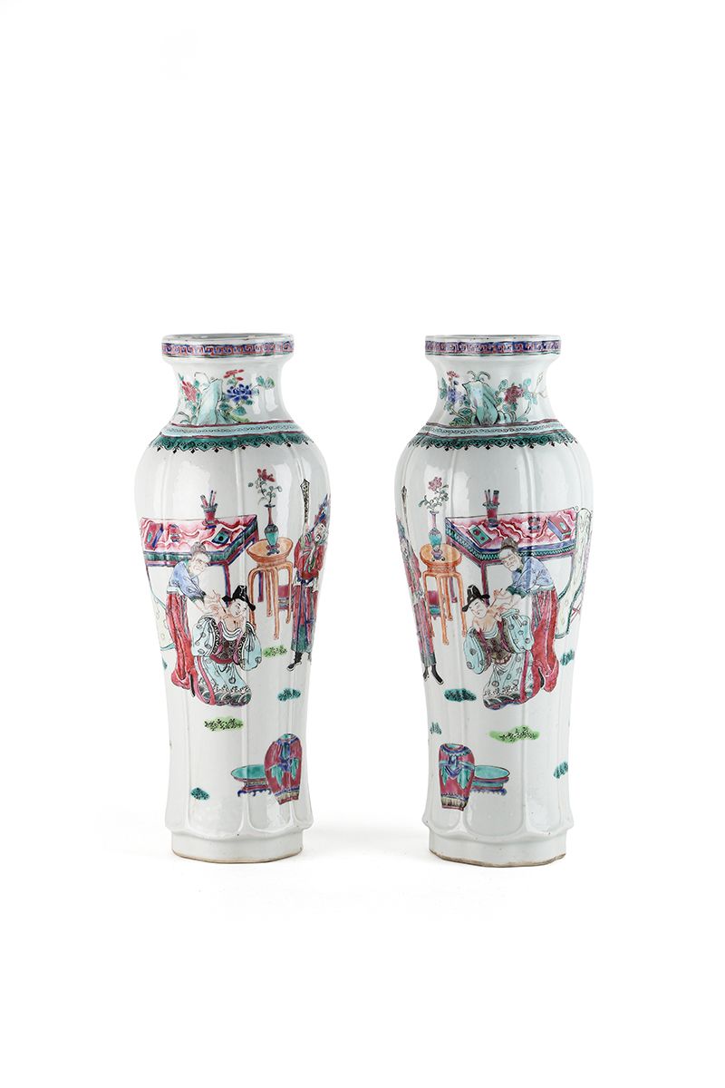 Null 中国，19世纪

一对优雅的瓷器花瓶，呈柱状，瓶身略带裂纹，上面有粉彩装饰的人物。脖子上装饰着岩石和花枝。高35.5厘米。