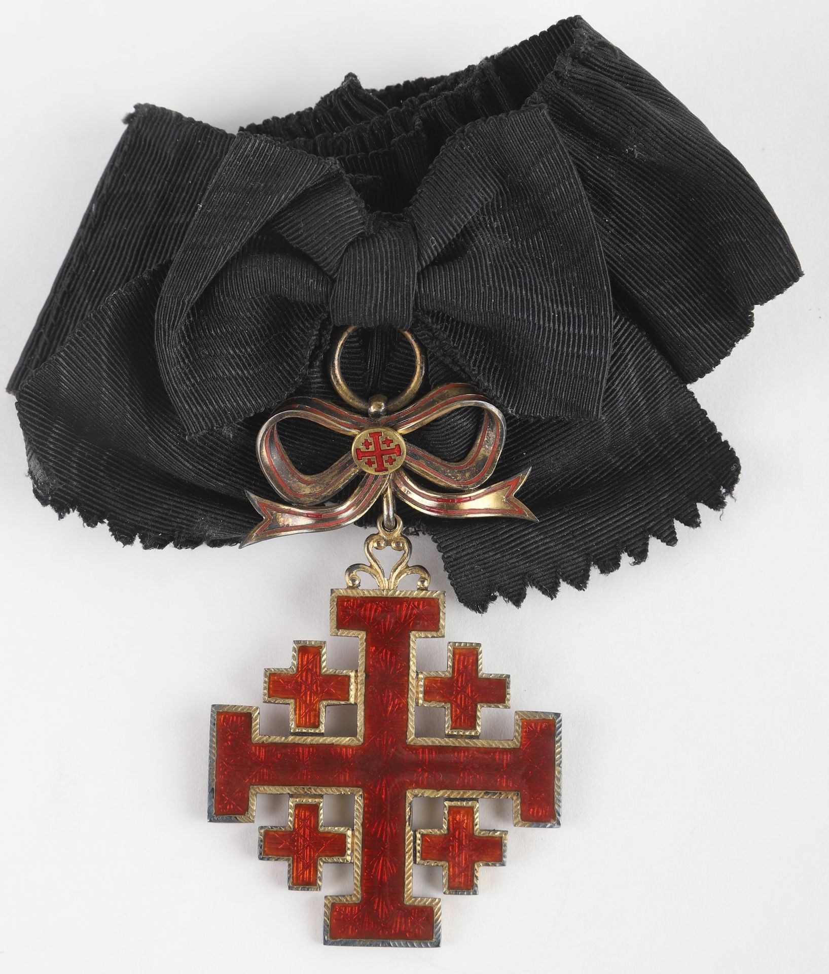 Null 梵蒂冈

耶路撒冷圣墓的秩序

指挥官的十字架，为女士。

鎏金和珐琅，上面有一个结，上面有圣墓的十字架。带结安装在一个带按扣的萨尔特领带上。

79&hellip;
