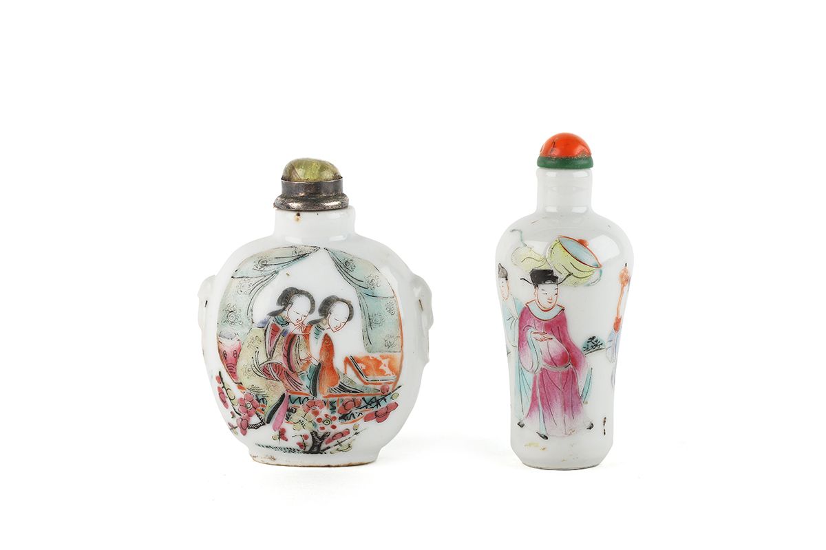 Null 中国，19世纪

一套两个瓷质鼻烟壶，有粉彩装饰的人物和优雅的女人。伪造的乾隆年号。玛瑙和石英塞装在银中。圆形鼻烟盒的来源：Millon Juthea&hellip;