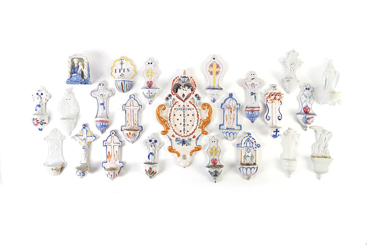 Null Divers

Lot comprenant 43 bénitiers et une Vierge en faïence, porcelaine, t&hellip;