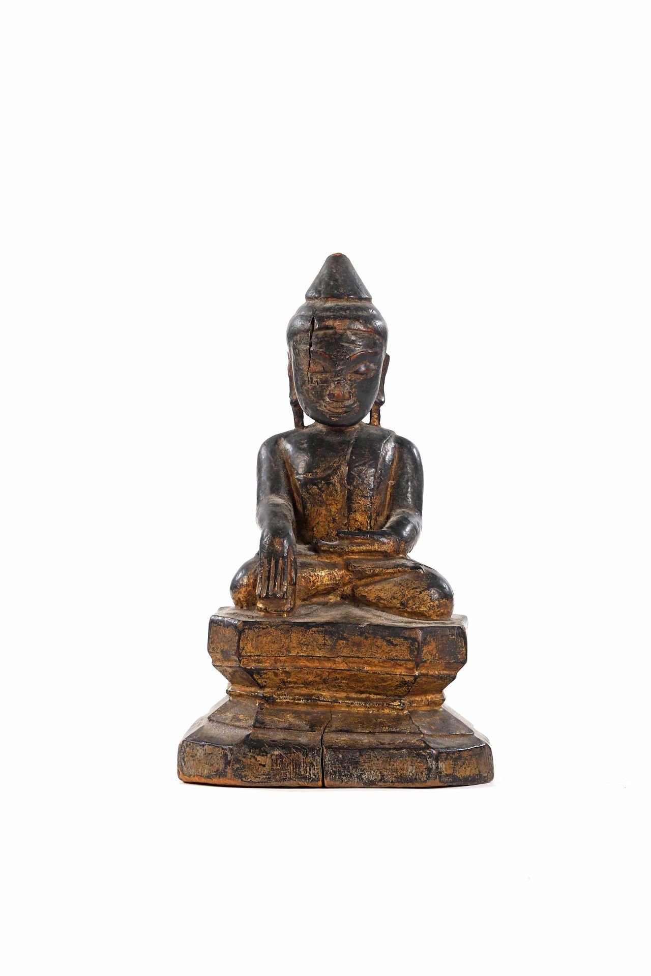 Null 缅甸，19世纪

坐着的佛祖做了一个拿着的手势。

地球作为见证（bhûmispashamudra）。

木质，有镀金漆的痕迹

高度高度：36厘米。&hellip;