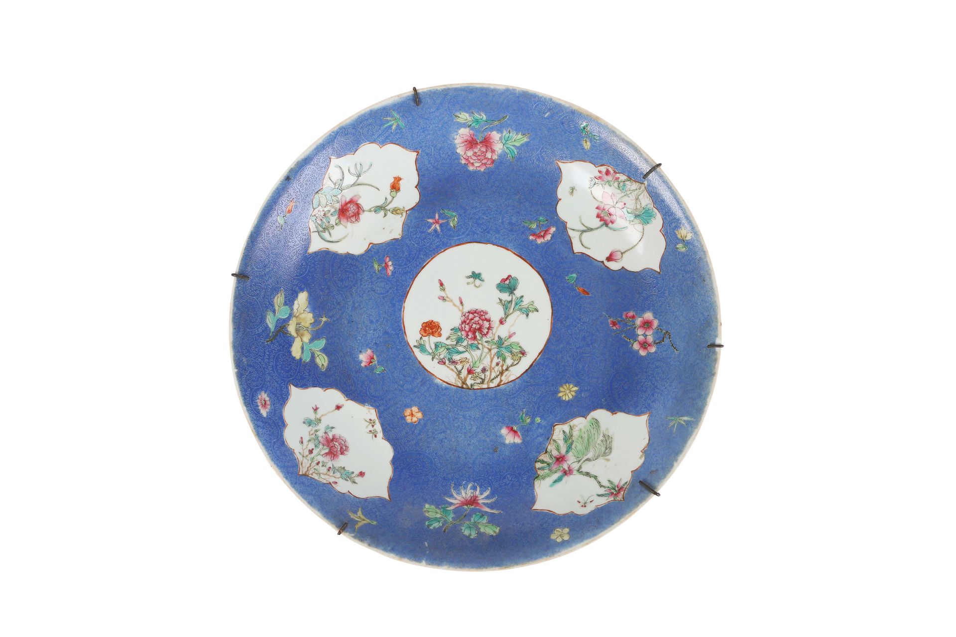 Null 中国 19世纪

一个大的瓷盘，装饰有粉红色家族的花朵的奖章，奖章排列在蓝色珐琅的背景上，并刻有卷轴的sgraffito装饰。马利的背面装饰有卷轴和花&hellip;