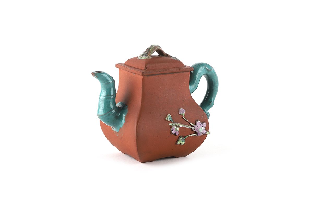 Null 中国 20世纪

一套四件宜兴陶器茶壶，其中两件是棕色的，采取了一段竹子的形式，第二件是在云雾的背景上装饰了一条龙。另外两个是部分上釉的陶土。唛头。最&hellip;