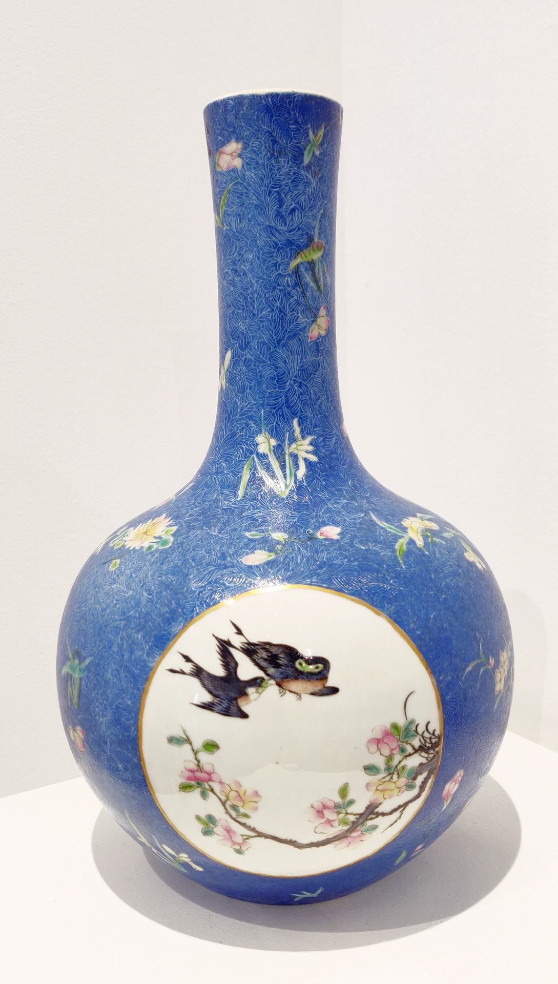 Null 
中国，19世纪

罕见的天秋坪花瓶，蓝底，有刻痕装饰的储备鸟。 

底座下有乾隆时期的天书款。

高度：33厘米。高度：33厘米