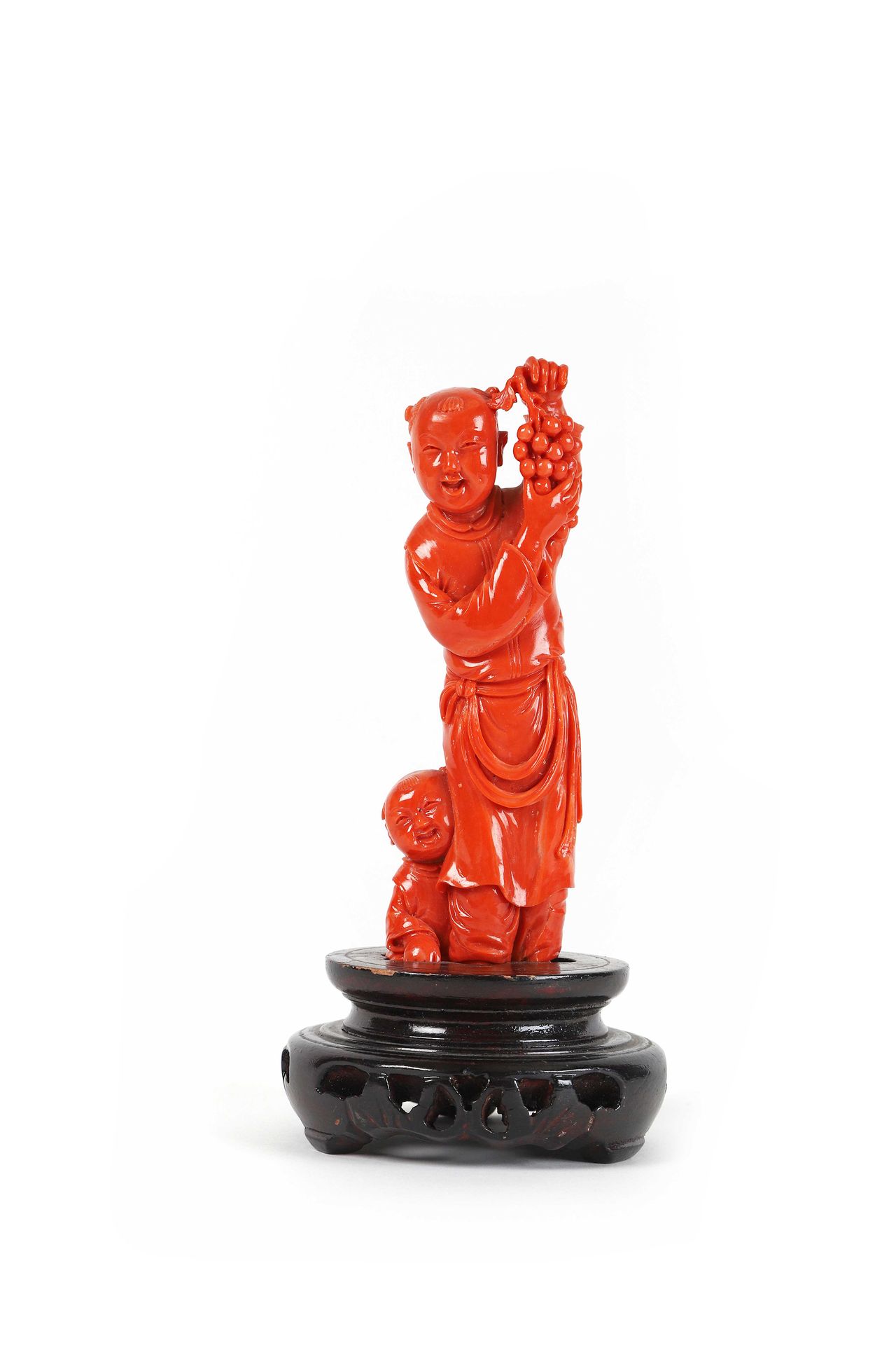 Null 中国 20世纪

优雅的红珊瑚雕塑代表两个孩子，一个在玩一串葡萄，另一个蹲在他的脚边。底座为适应性木材。略有缺失和破损，特别是在手掌右侧突出的一串葡萄&hellip;