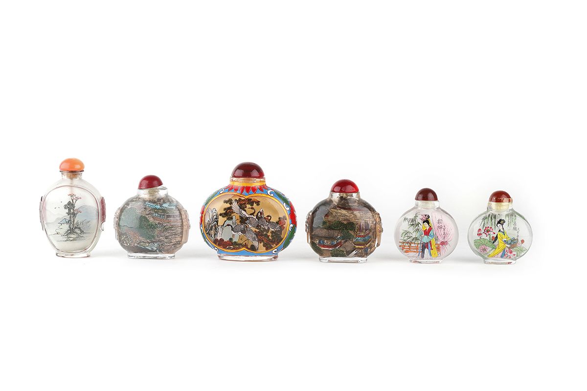 Null 中国，20世纪

一套六个玻璃鼻烟壶，里面画着风景和花朵的图案。

从5.8厘米到8.2厘米高