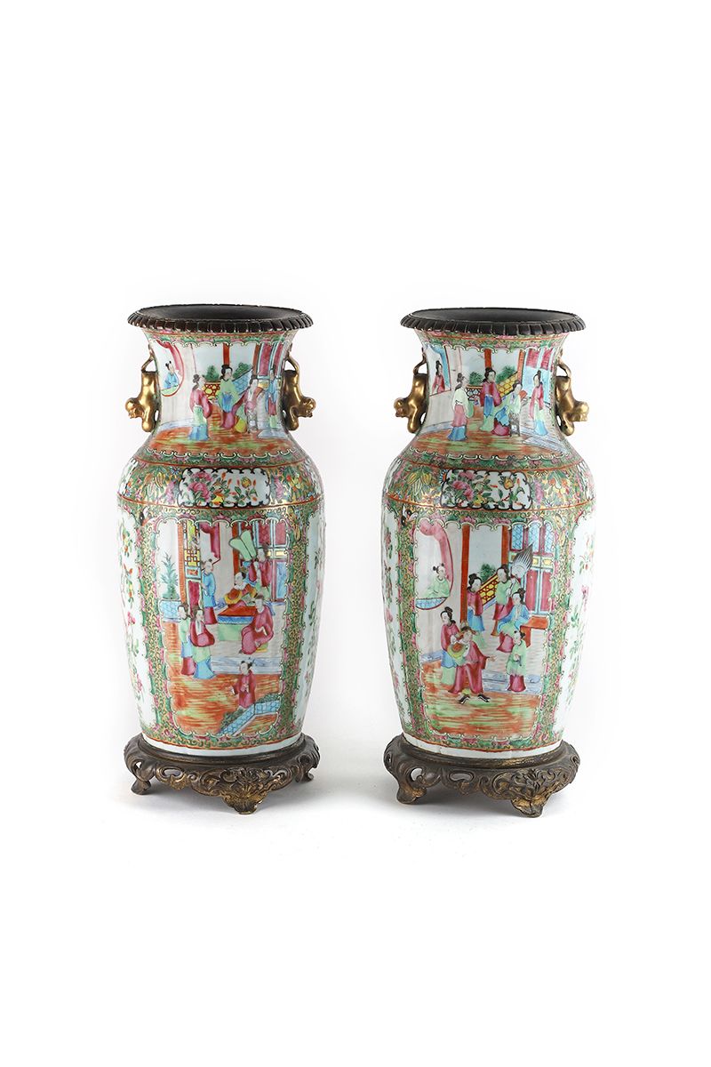 Null 中国 19世纪

一对广东瓷器花瓶，装饰着以叶子和花朵为背景的宫廷场景。狗的形状的把手。古老的青铜坐骑。可能是在底座下穿的。总高度为42厘米。