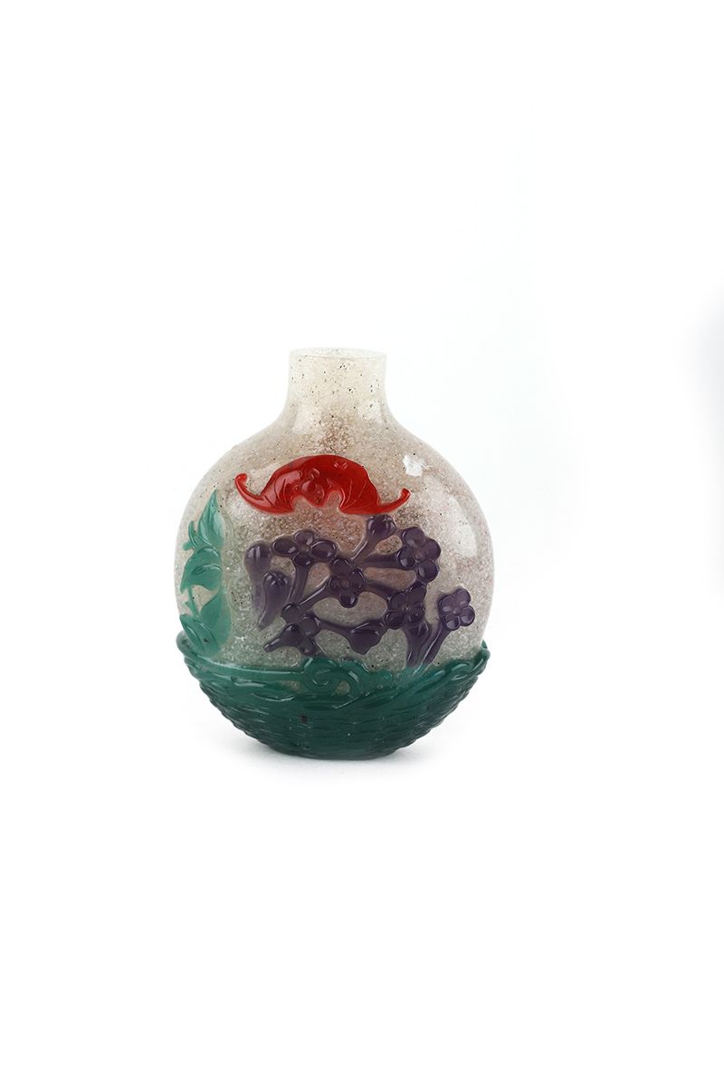 Null 中国，19世纪

罕见的雪域背景五色套色玻璃鼻烟盒。装饰的形式是一个翠绿的柳条编织的篮子，从这个篮子里涌出石榴和红、绿、蓝三色的昆虫，在反面的叶子、花&hellip;