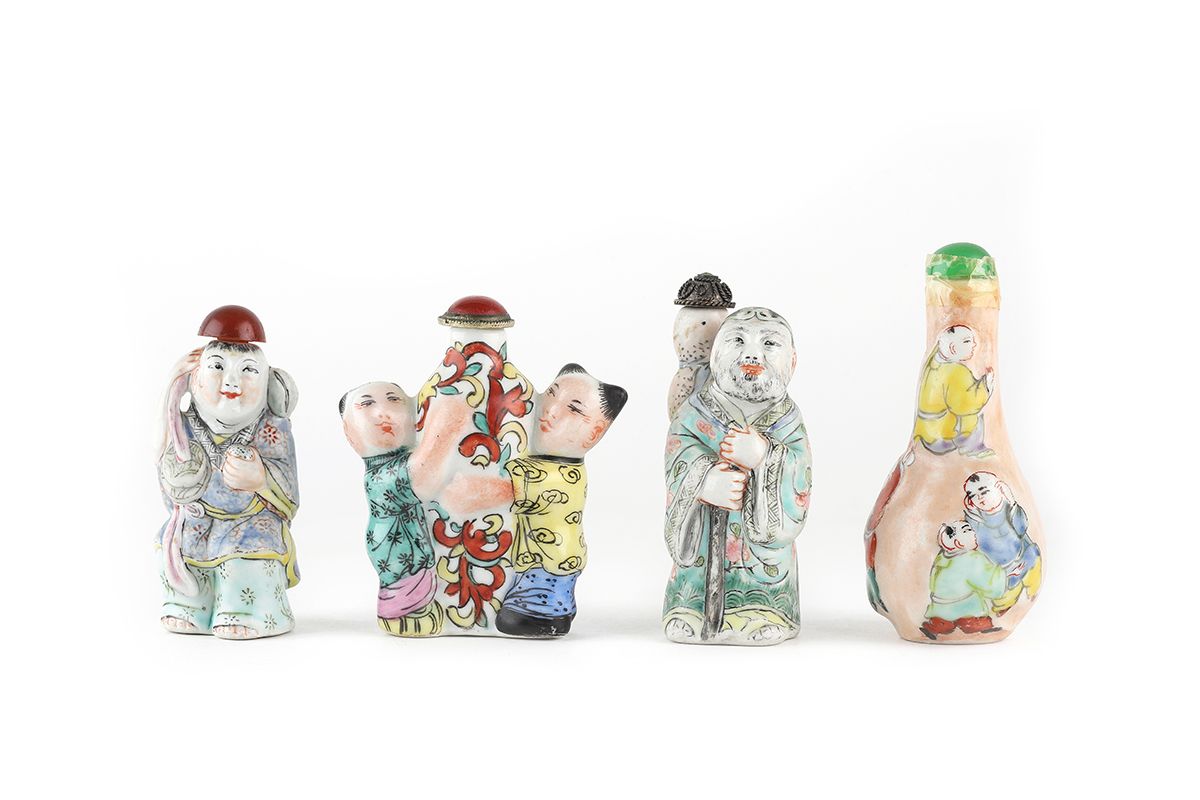 Null China, modern 

Set of four porcelain snuffboxes in the form of characters,&hellip;