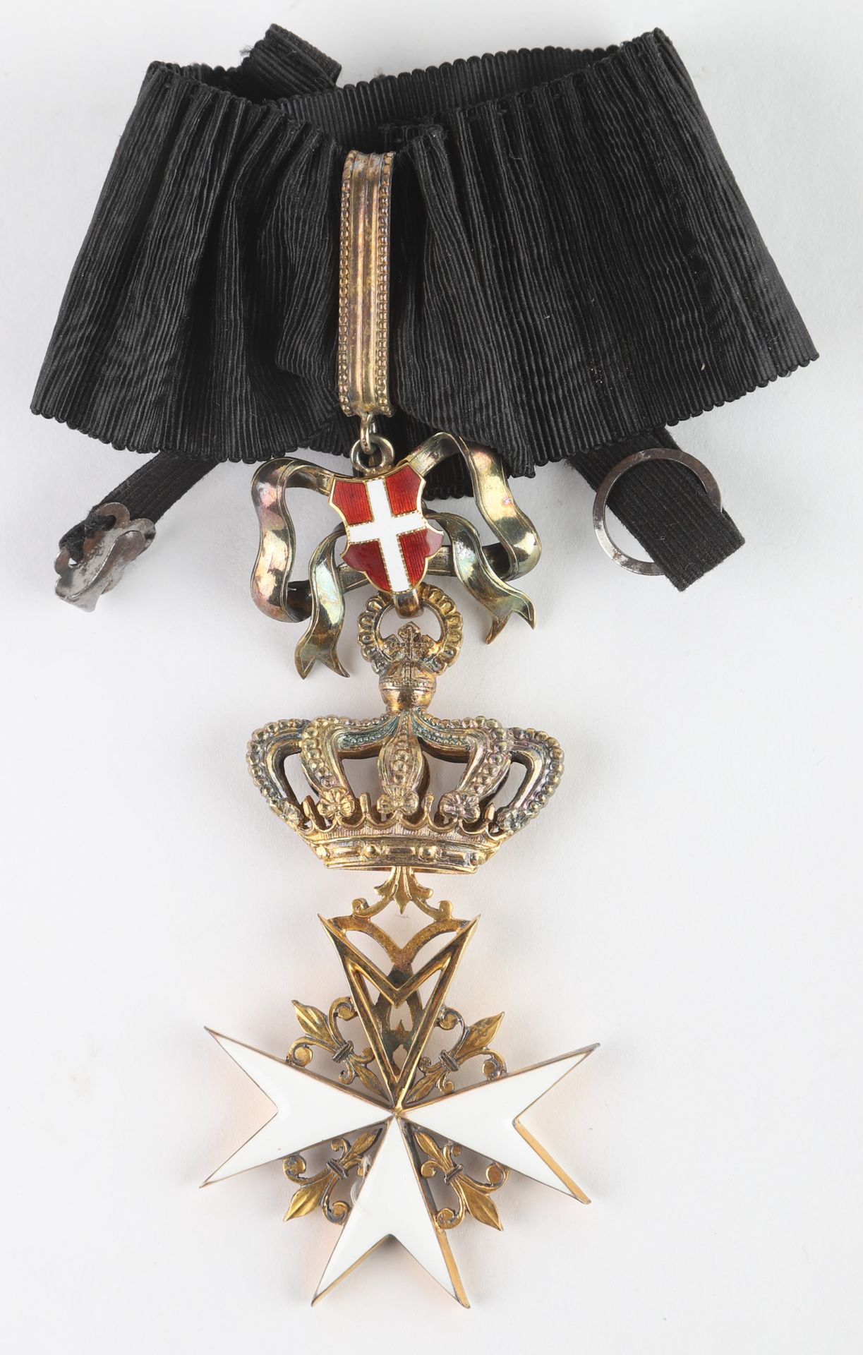 Null 耶路撒冷圣约翰骑士团（马耳他

多纳特的一级奉献十字架。

鎏金和珐琅。制造商Tanfani Bertarelli的糕点。

带夹子的领带。

90 &hellip;