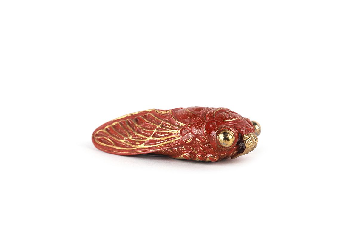 Null 中国，清朝

优雅的模制瓷器鼻烟壶，形状为蝉，施以珊瑚色的釉，并以黄金加强。形成塞子的左眼

(帽子可能被粘住)