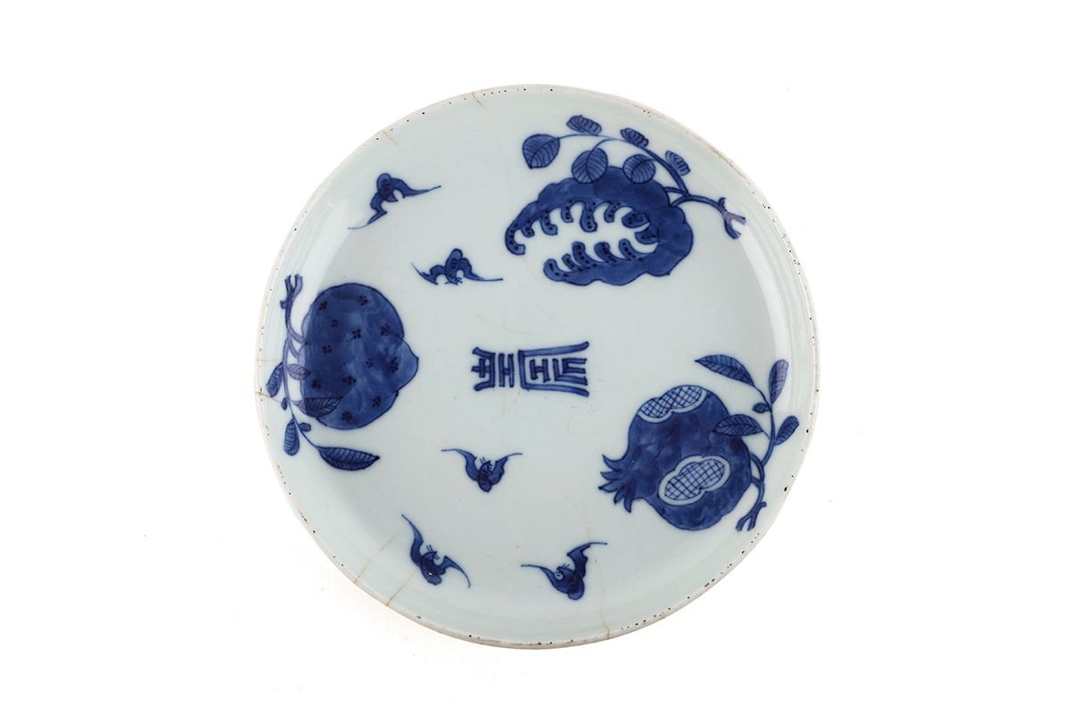 Null Chine 18/19e siècle 

Ensemble comprenant trois assiettes à décor bleu et b&hellip;