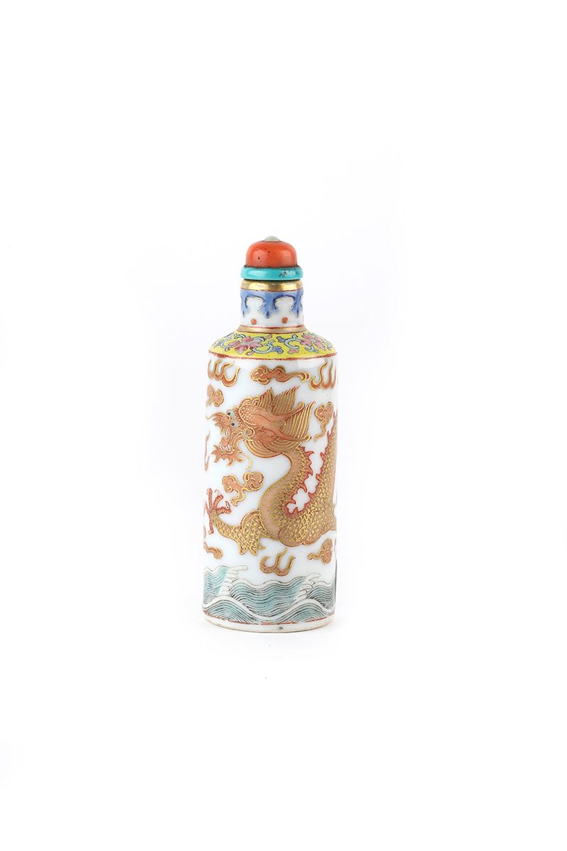 Null Cina, marchio e periodo Jiaqing, XIX secolo

Rara tabacchiera cilindrica in&hellip;