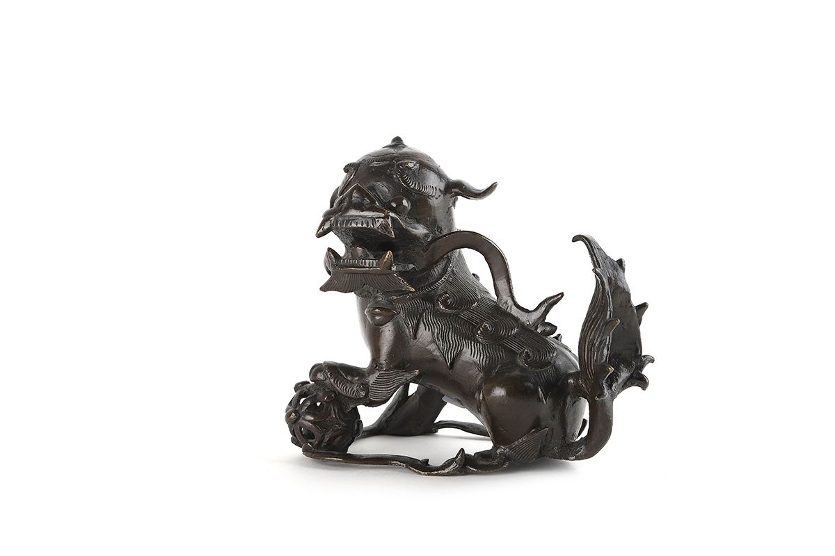 Null 中国，明朝时期

棕色的铜狗坐在它的后躯上，左爪下拿着一个球。高14厘米。