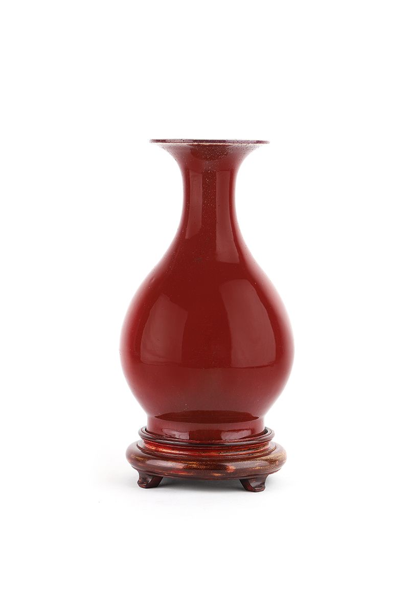 Null 中国 19世纪

梨形的玉兔春平瓷瓶，牛血釉。底部有半透明的釉面，略带青花瓷色。底座是由木材制成的。高30厘米。