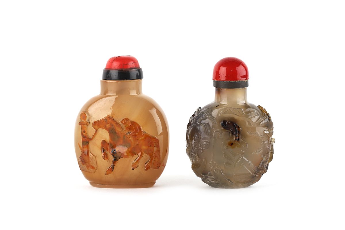 Null 中国，19世纪

一套两个玛瑙鼻烟壶，一个有苏州派风格的渔民雕刻装饰，另一个有剪影装饰的猴子骑马。模仿珊瑚的塞子。

出处：1983年4月24日Mil&hellip;