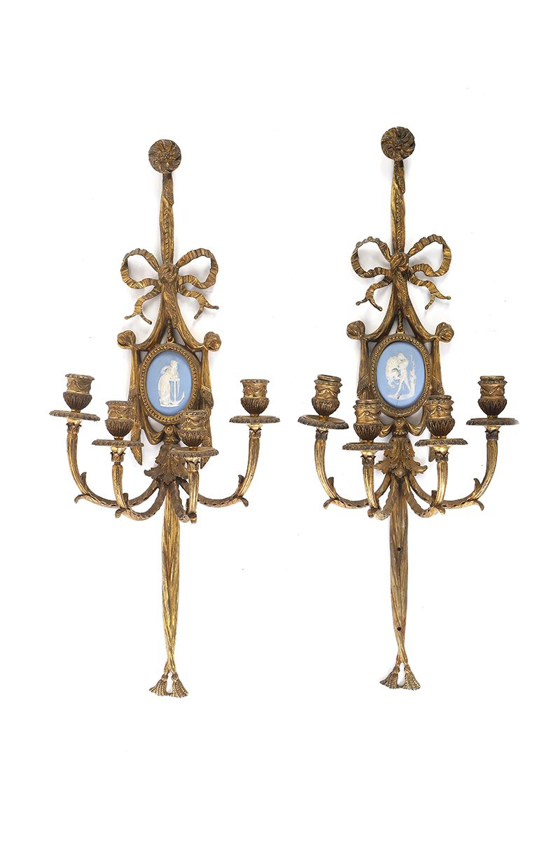 Null 一对四灯鎏金青铜壁炉，带有韦奇伍德风格的青花瓷奖章，装饰有饰物和丝带蝴蝶结。

路易十六的风格。

高：72厘米