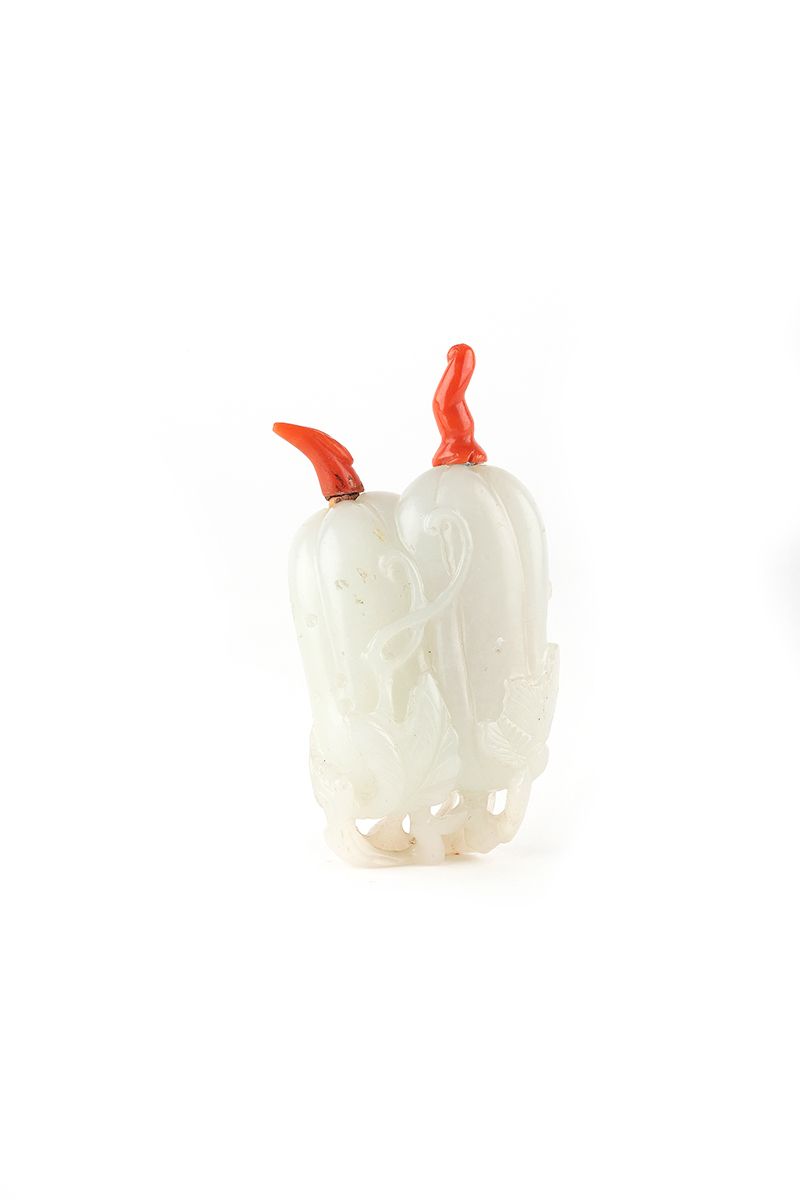 Null 中国，18/19世纪

难得一见的重要的轻质青瓷玉质鼻烟盒，雕刻着两个瓜子和叶子。雕刻的珊瑚枝塞。底座下刻有红色的博物馆收藏品目录号。

其中一个塞子&hellip;