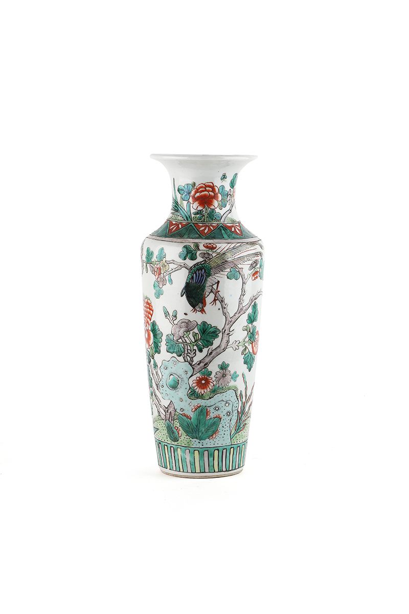 Null 中国 19世纪

瓷质花瓶，有绿色家族装饰的鸟类、昆虫和植物。高29.5厘米。