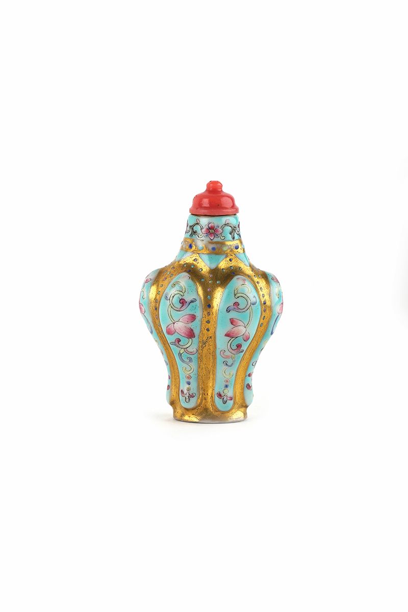 Null 中国，19世纪

一个罕见的瓷器鼻烟壶，形式为闭合的莲花花蕾，绿松石和金色背景上的粉彩滚动装饰。底座下有一个绿松石珐琅彩的乾隆款方格。雕刻的珊瑚瓶塞。&hellip;