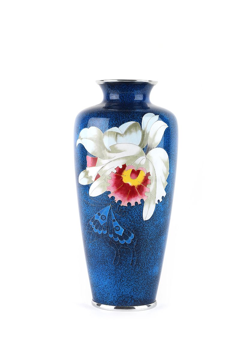 Null JAPON , XXe siècle

Vase balustre en émaux cloisonné à décor d’un papillon &hellip;