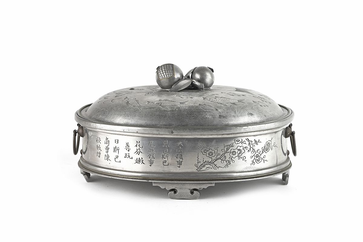 Null Chine 19e siècle 

Grande terrine en étain partiellement gravée d’un décor &hellip;