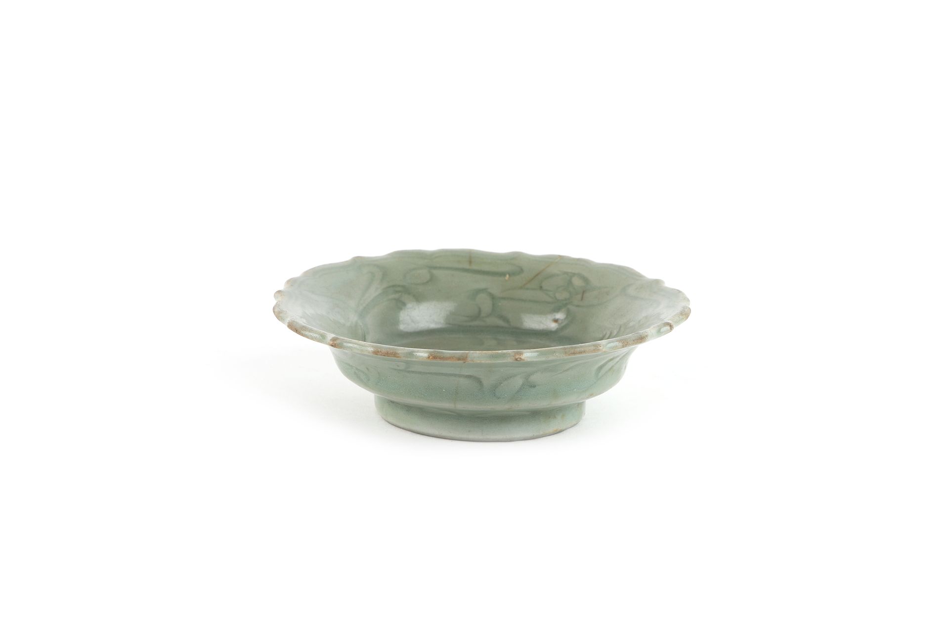 Null China, Ming-Zeit und früher 

Lappige Schale aus Porzellan mit Seladonglasu&hellip;