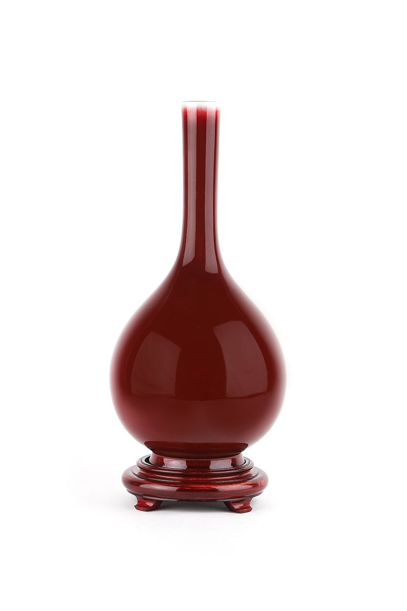 Null 中国，约1900年

一个优雅的瓷器花瓶，球状的瓶身，牛血色的釉面从白色的颈部开始渐变，一直到瓶身。底部有半透明的釉面。改造后的木质底座。高38厘米。