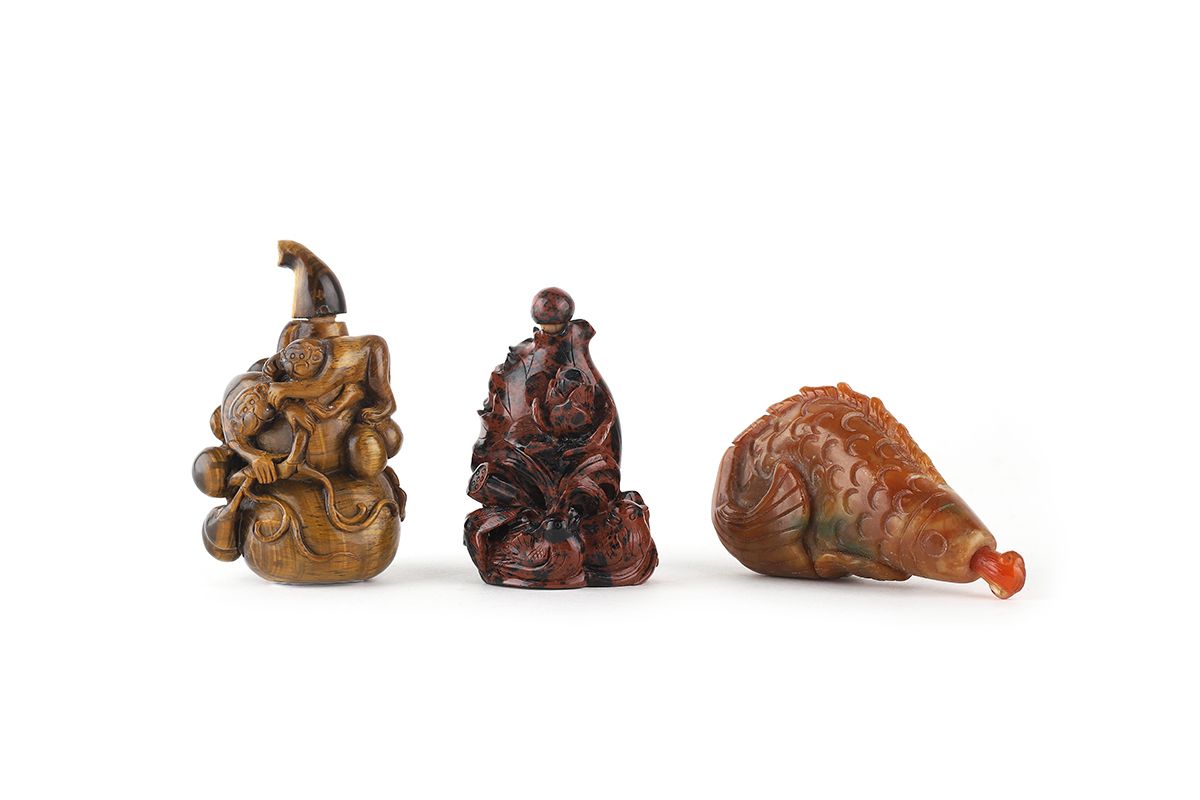 Null 中国，20世纪

一套三个硬石雕刻的鼻烟盒，其中一个是虎眼石鼻烟盒，猴子爬在卡巴什上，略有浮雕，高7厘米至9厘米。