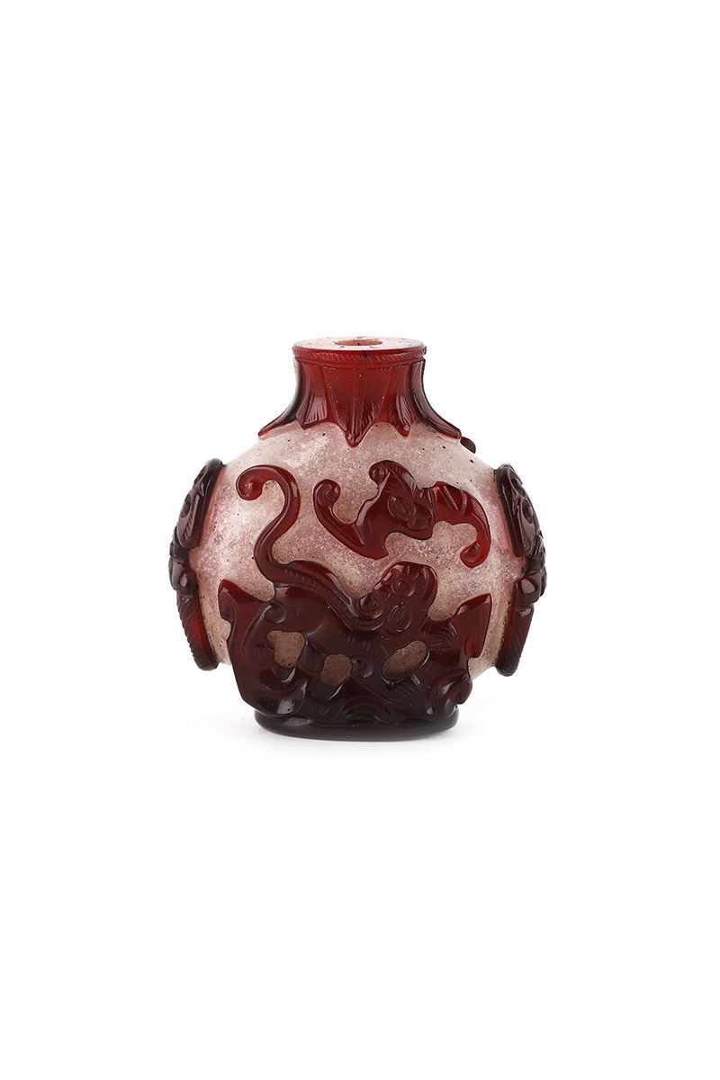 Null Chine, 19e siècle 

Rare et élégante tabatière en verre overlay rouge sur f&hellip;